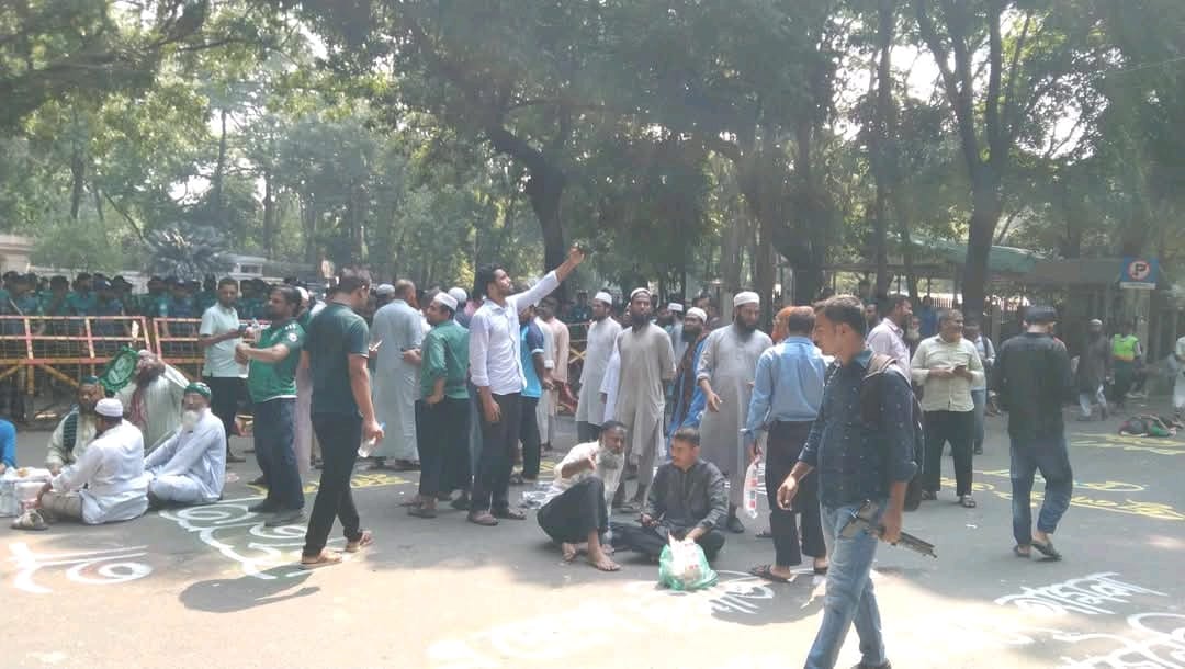 যমুনায় কমছে জনসমাগম, মঞ্চ তৈরির ঘোষণা হাসনাতের