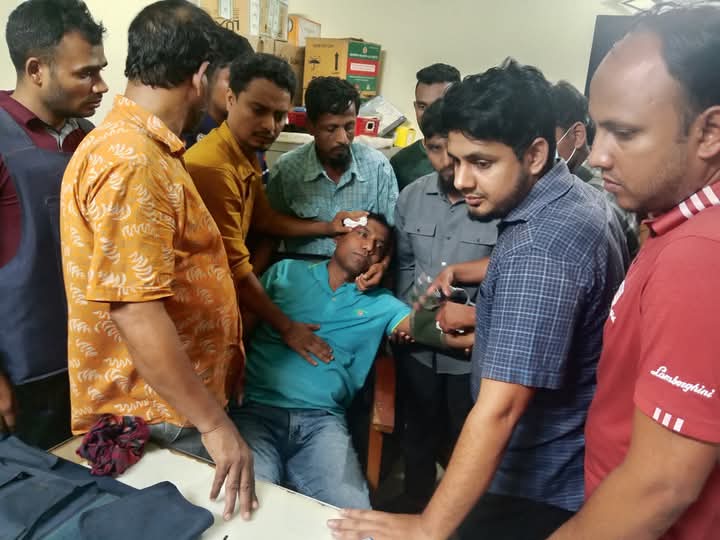 নারীর প্রতি মন্তব্য কেন্দ্র করে সংঘর্ষে ইউএনও-ওসি সহ আহত ২৫
