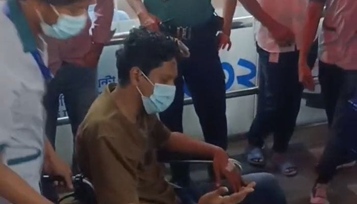 নিষিদ্ধ সংগঠনের সাবেক নেতা রায়হান ইসহাককে পুলিশের হাতে তুলে দিল ছাত্রদল
