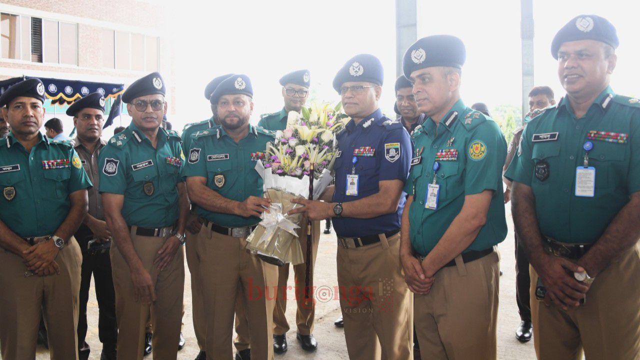 নতুন ইউনিফর্মে দায়িত্ব শুরু পুলিশের