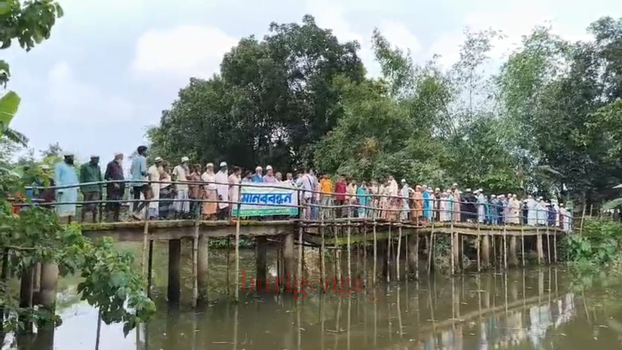 দুর্গাপুরে ধসে পড়া কালভার্টের বদলে নতুন সেতুর দাবিতে এলাকাবাসীর মানববন্ধন