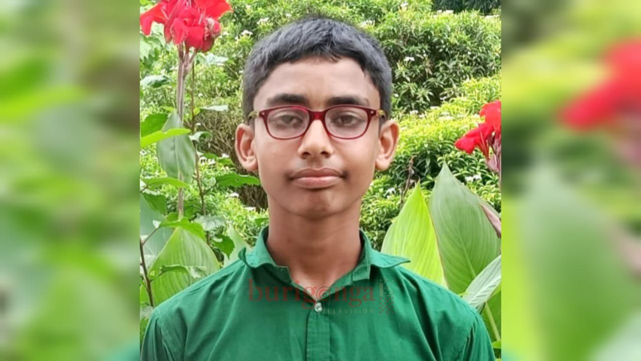 গ্রামের ঘরে ঘরে বই পৌঁছে দিচ্ছে কিশোর ফাহিম