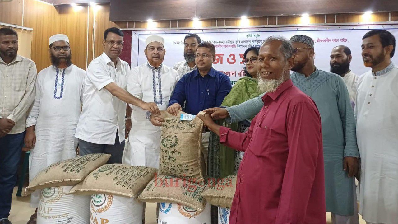 উল্লাপাড়ায় ৩ হাজার ৪৯০ কৃষকের মাঝে বিনামূল্যে বীজ ও সার বিতরণ