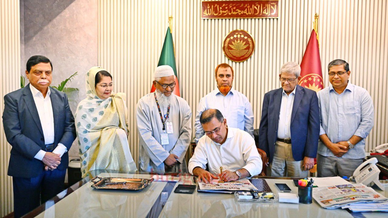 সরকারি ব্যানার-ফেস্টুনে প্রধানমন্ত্রীর ছবি ব্যবহার নিষিদ্ধ