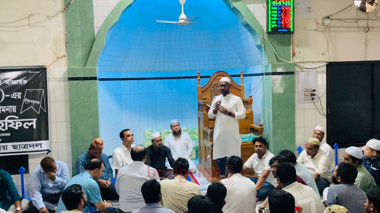 জিয়াউর রহমানের শাহাদাৎ বার্ষিকীতে জবিতে ছাত্রদল নেতা রুমির খাবার বিতরণ