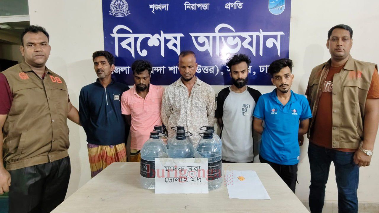 সাভারে পৃথক অভিযানে ইয়াবা ও চুলাই মদসহ ৫ মাদক ব্যবসায়ীকে গ্রেফতার করেছে ডিবি 