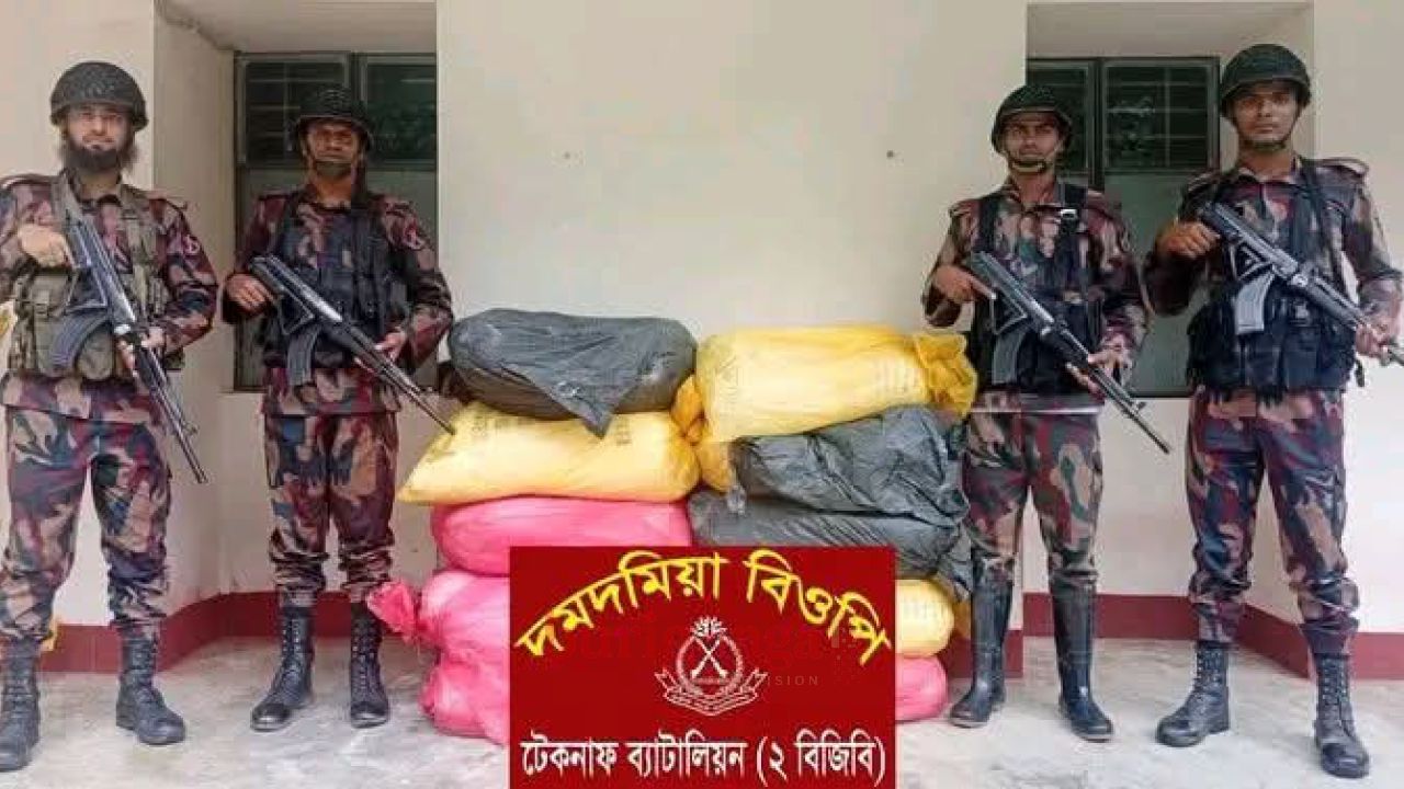 টেকনাফে বিজিবি’র অভিযানে মিয়ানমারে পাচারের  ৩৩ বস্তা সার ও ২টি নৌকা জব্দ