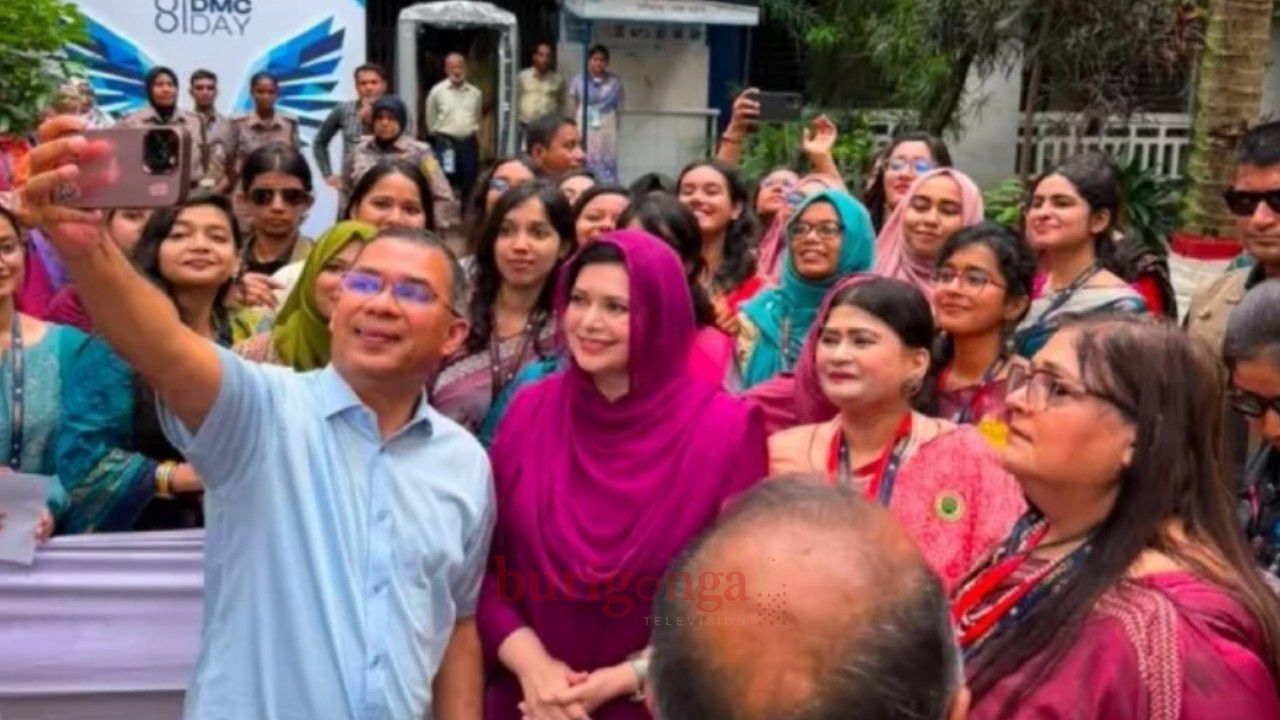 ঢামেকের ৮০ বছর পূর্তি অনুষ্ঠানে সেলফি তুললেন প্রধানমন্ত্রী 