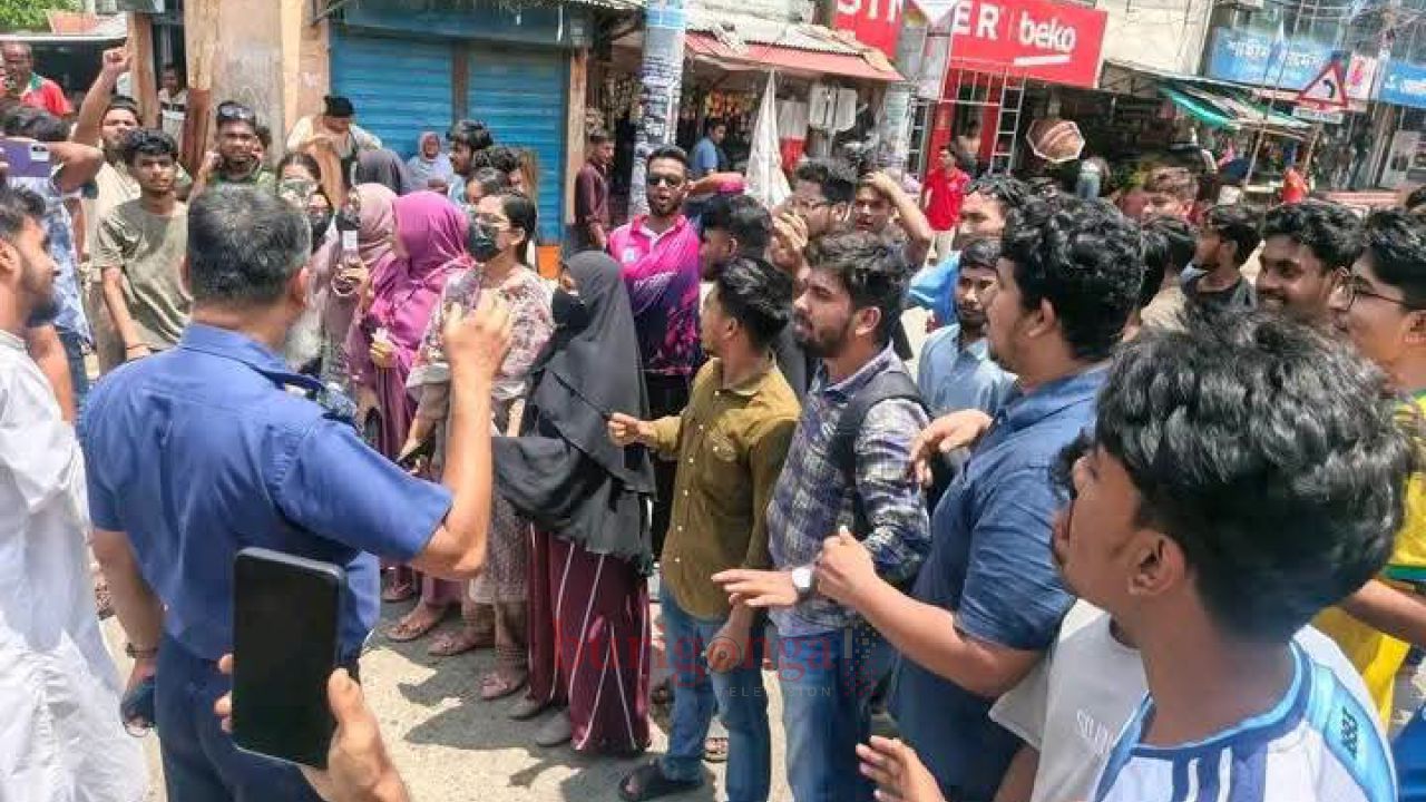 শিক্ষামন্ত্রীর পদত্যাগের দাবিতে উত্তাল দিনাজপুর