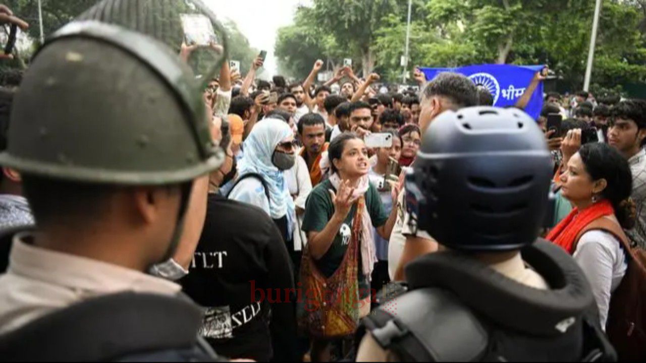 নয়াদিল্লিতে রণক্ষেত্র: প্রশ্নপত্র ফাঁসের প্রতিবাদে বিক্ষোভ