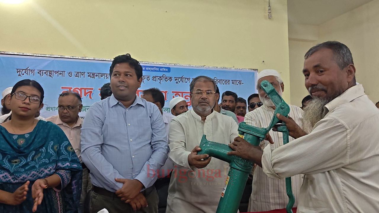 সিংড়ায় সেলাই মেশিন,টিউবওয়েল ও   অনুদানের চেক বিতরণ করলেন এমপি আনু