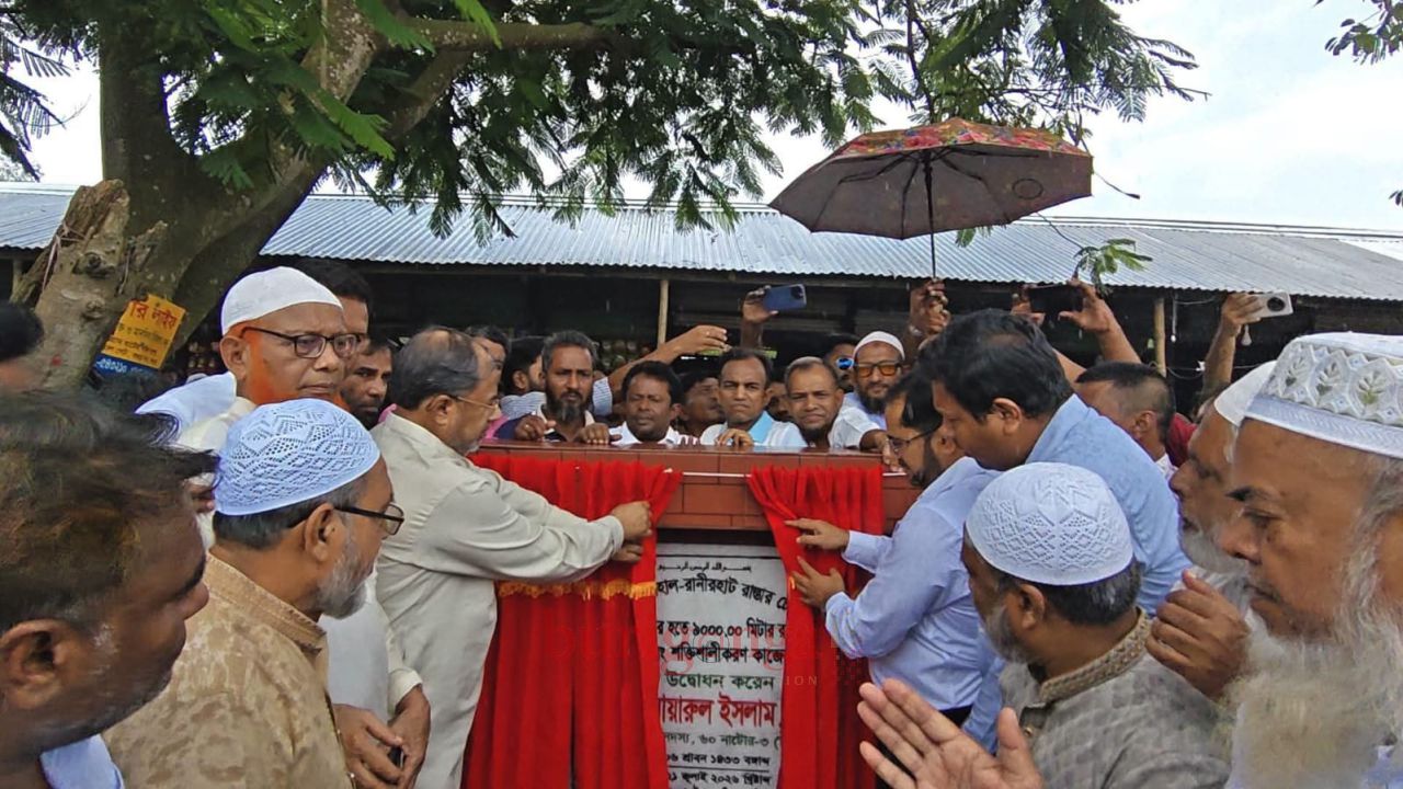 সিংড়ায় জামতলী-বামিহাল রাস্তা প্রশস্তকরণ  কাজের উদ্বোধন করলেন এমপি আনু