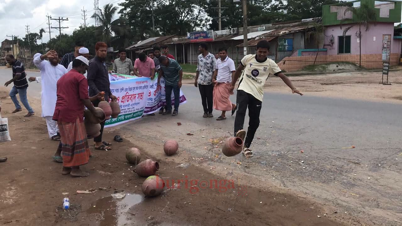 নরসিংদীতে মহাসড়কে ডিম ভেঙ্গে পোলট্রি খামারিদের প্রতিবাদ