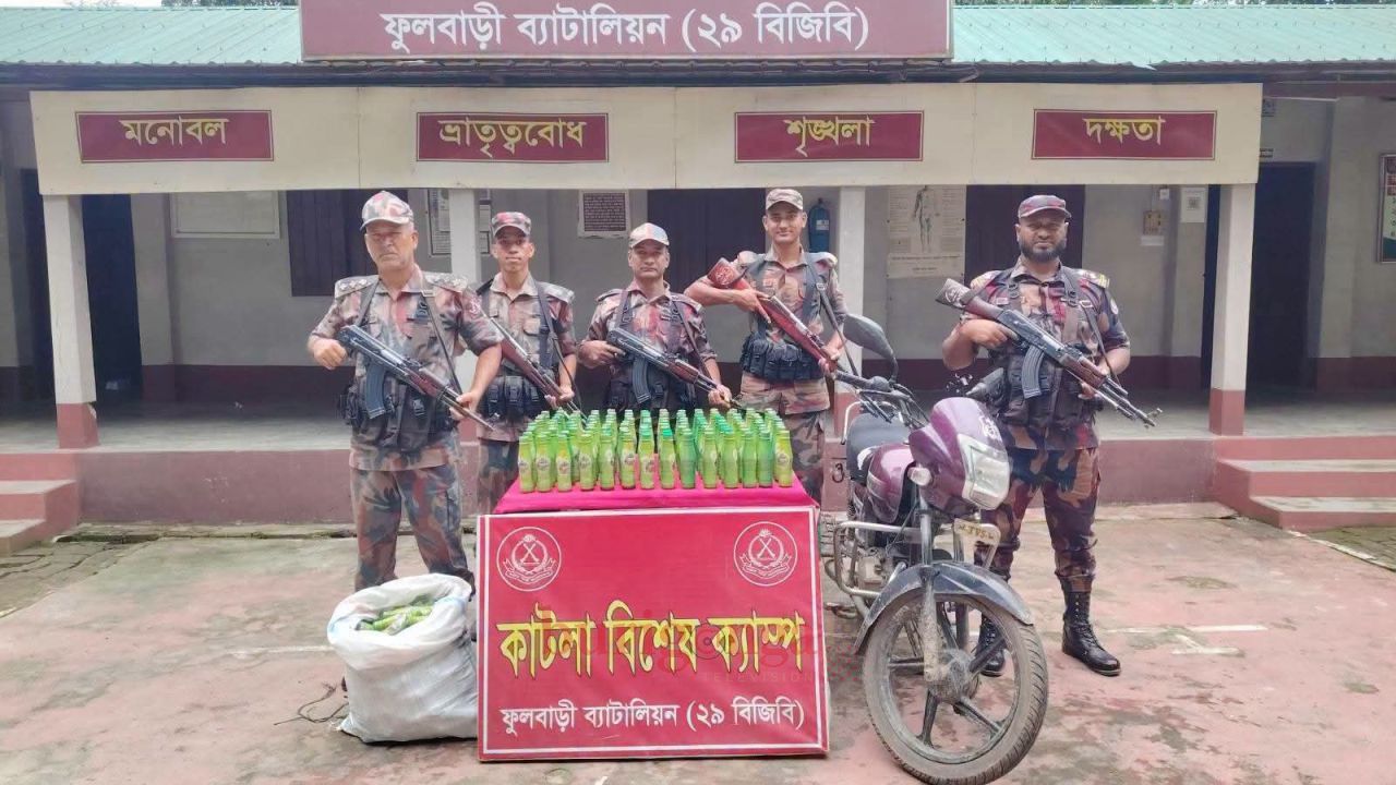 দিনাজপুরে ২৯ বিজিবির পৃথক অভিযানে অবৈধ নেশা দ্রব্য সহ ১ জনকে আটক করেছে বিজিবি