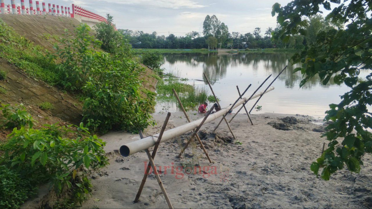 সরকারি রাস্তার জায়গা দখলের অভিযোগ