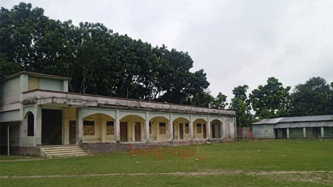 শ্রেণিকক্ষে নেই শিক্ষার্থী, বিদ্যালয় চলাকালেই কোচিং  