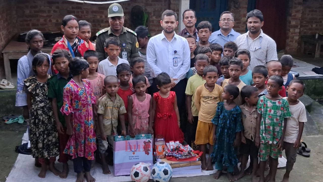 বিরলে শিক্ষার আলো ছড়ানো এক দম্পত্তি&rsquo;র &lsquo;&lsquo;কমল দাদার পাঠশালা&rsquo;&rsquo; পরিদর্শনে ইউএনও