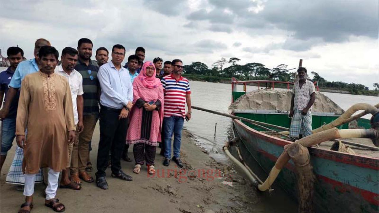 মোবাইল কোর্টে জব্দকৃত বালুভর্তি ট্রলার ছিনতাই