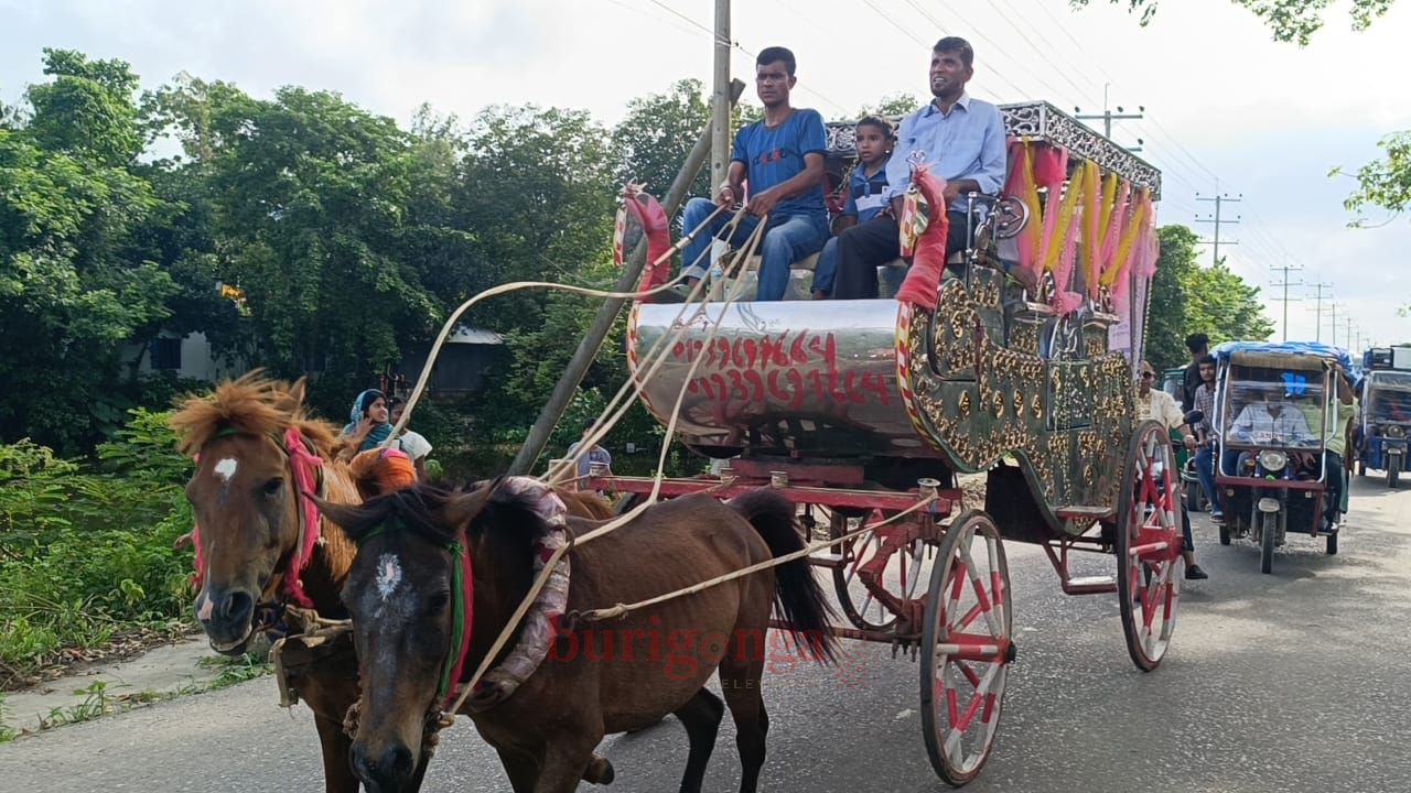 ঘোড়ার গাড়িতে চড়িয়ে প্রধান শিক্ষককে রাজকীয় বিদায় সংবর্ধনা
