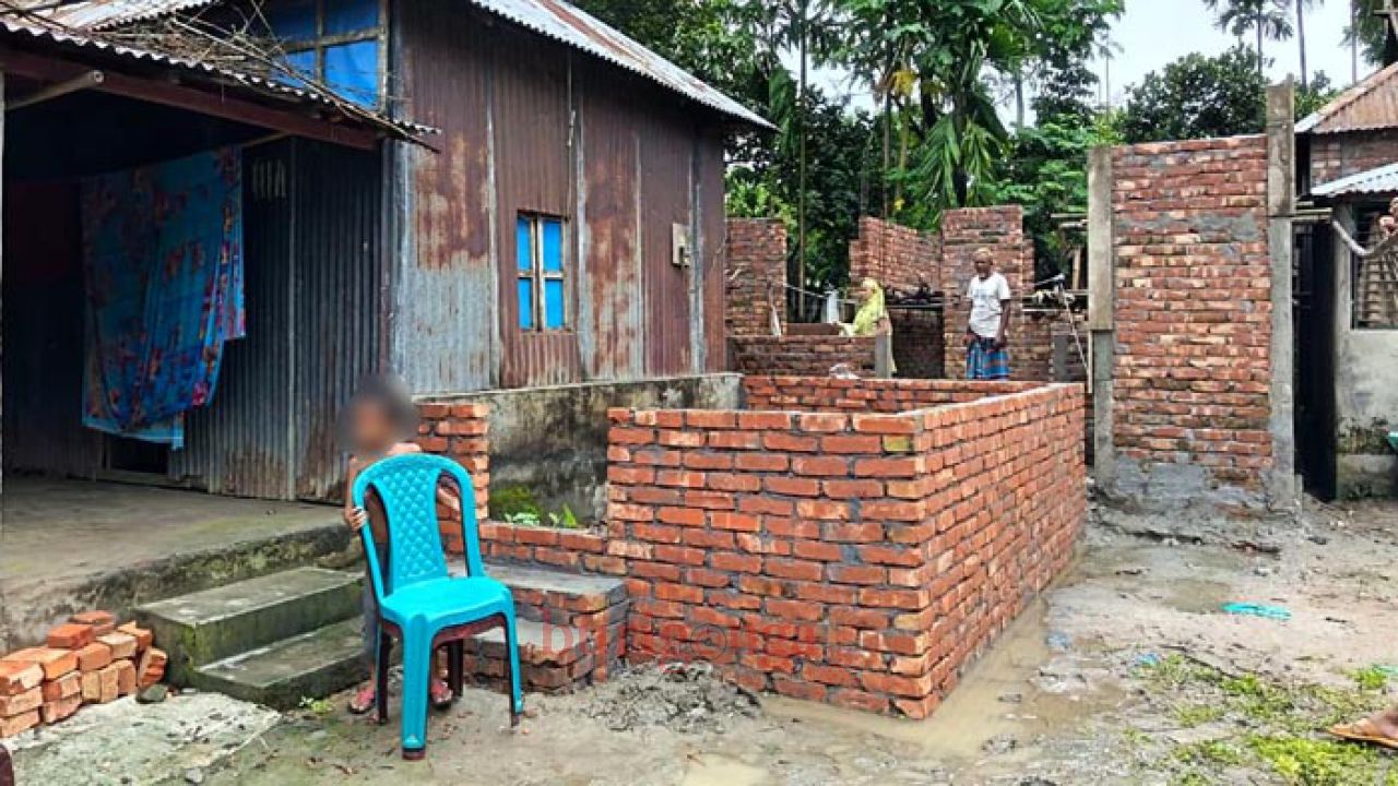 ঈশ্বরগঞ্জে চলাচলের রাস্তা বন্ধ করে ঘর নির্মাণের অভিযোগ