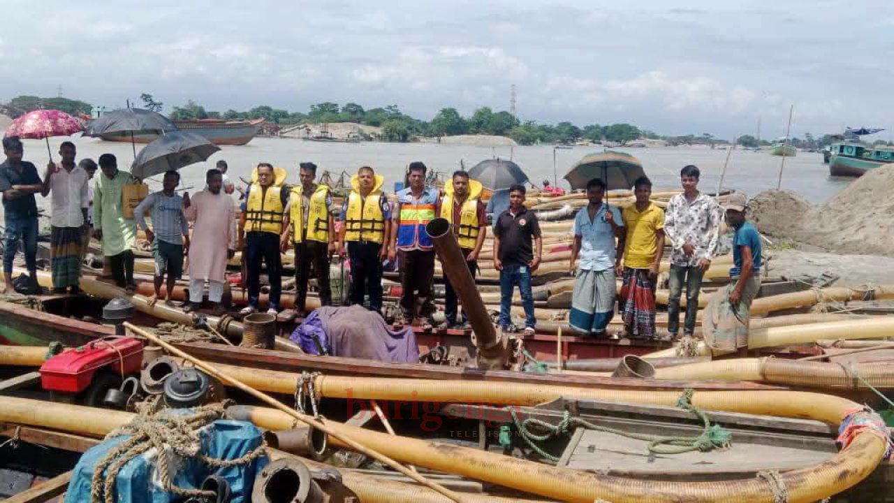 নদী ভাঙন রোধে গ্রামবাসীর তীব্র আন্দোলনের মুখে ছাতকে নৌ পুলিশের সফল অভিযানে  ২১টি ড্রেজারসহ ৯ জন গ্রেফতার 
