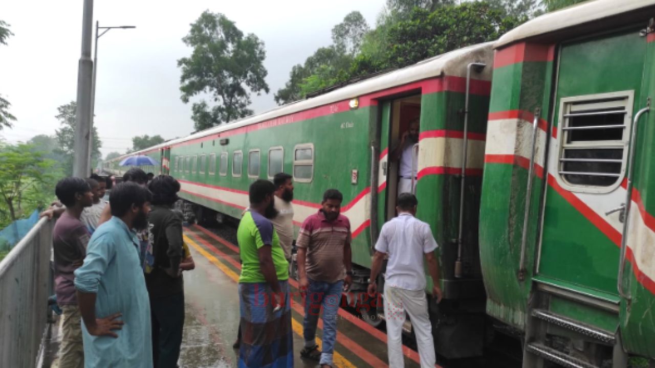 &lrm;সিরাজগঞ্জে সিল্কসিটি এক্সপ্রেস লাইনচ্যুত, উত্তরাঞ্চলের সঙ্গে রেলযোগাযোগ বন্ধ