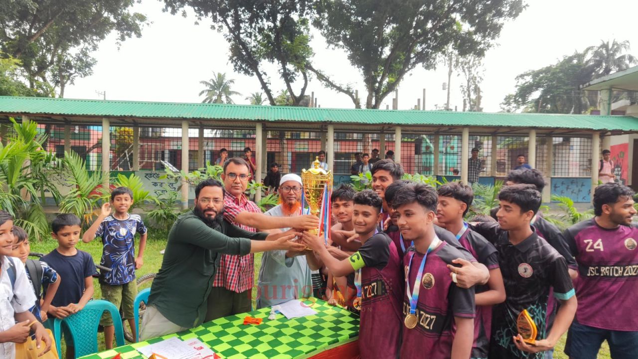 সিরাজগঞ্জ রায়গঞ্জে  ধানঘরা উচ্চ বিদ্যালয়ের আন্তঃশ্রেণি ফুটবল টুর্নামেন্ট-২০২৬ সফলভাবে সম্পন্ন