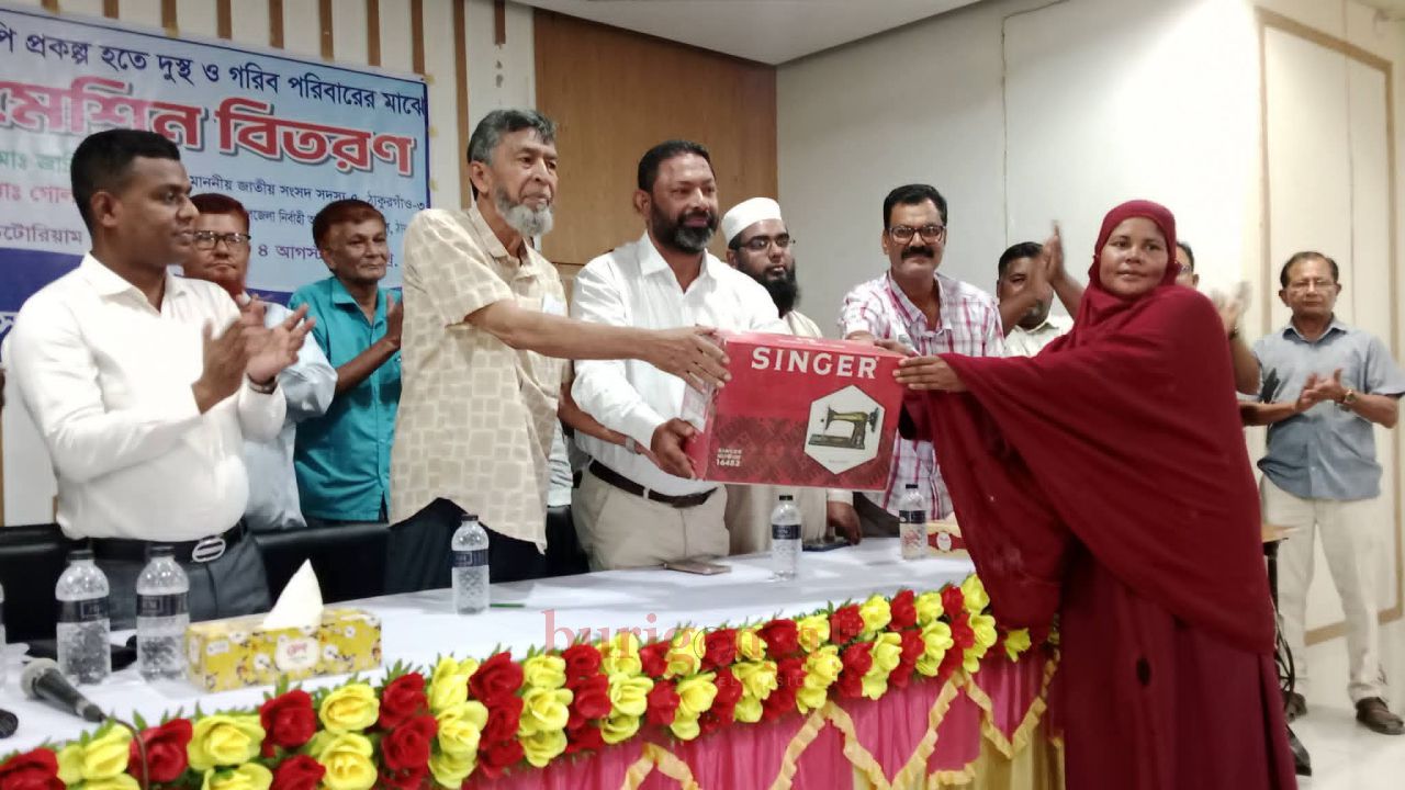 রাণীশংকৈলে ১২৬ নারী পেলেন সেলাই মেশিন, স্বাবলম্বী হওয়ার পথে নতুন উদ্যোগ
