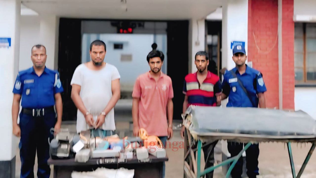 ঠাকুরগাঁওয়ে ইজিবাইক চোর চক্রের ৩ সদস্য গ্রেপ্তার, বিপুল পরিমাণ যন্ত্রাংশ উদ্ধার