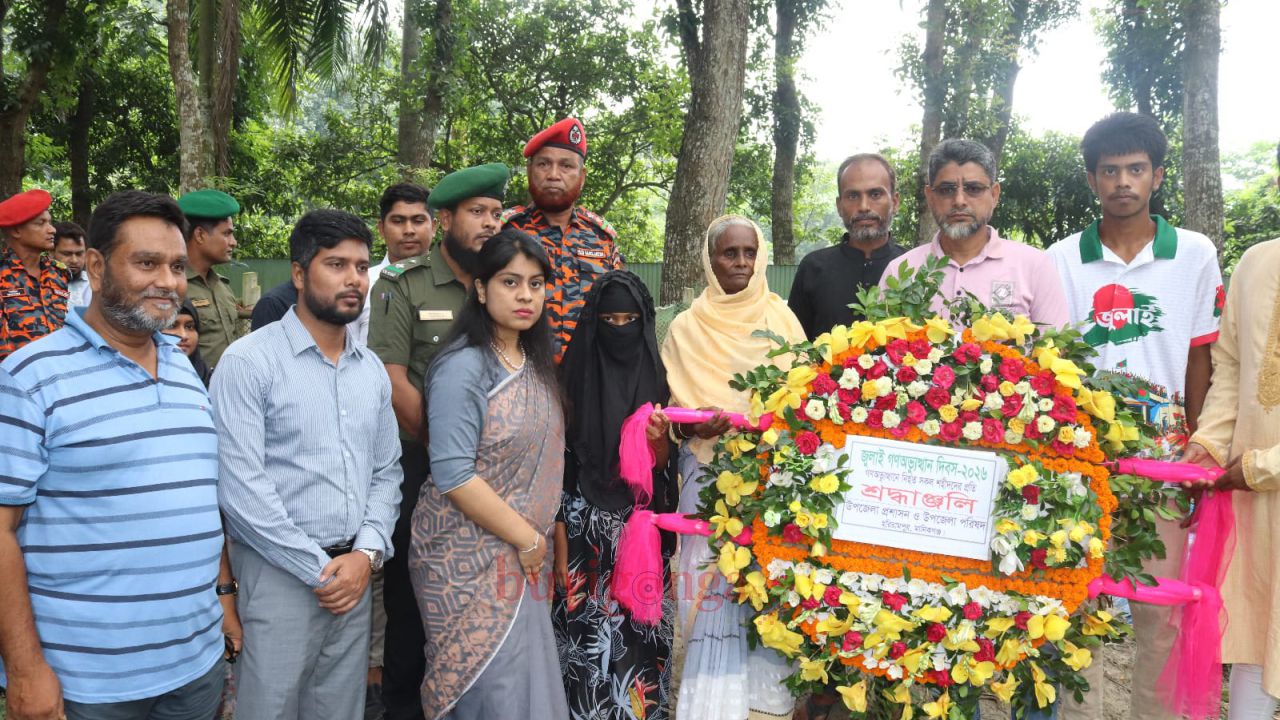 হরিরামপুরে জুলাই গণঅভ্যুত্থান দিবস-২০২৬ উপলক্ষে শহীদদের প্রতি পুষ্প অর্পণ ও শ্রদ্ধা নিবেদন।