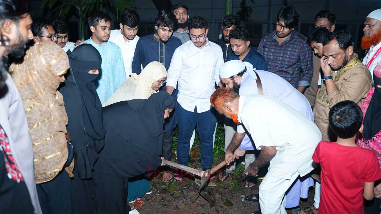ঢাবিতে ৫০ শহীদ-আহত পরিবারকে সাথে নিয়ে জুলাই স্মৃতিস্তম্ভ ‘নির্ভীক জুলাই’র ভিত্তিপ্রস্তর স্থাপন করল ডাকসু