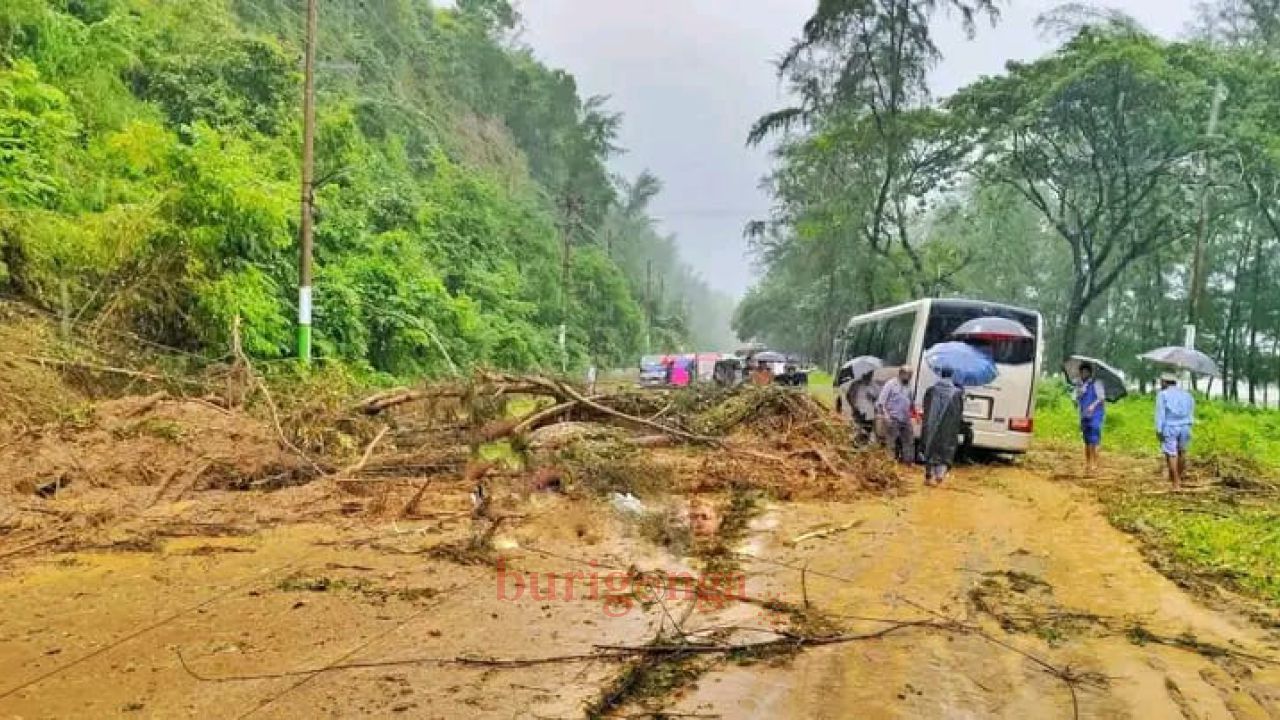 ভারী বর্ষণে কক্সবাজার মেরিন ড্রাইভের দরিয়ানগরে পাহাড় ধস, যান চলাচল বন্
