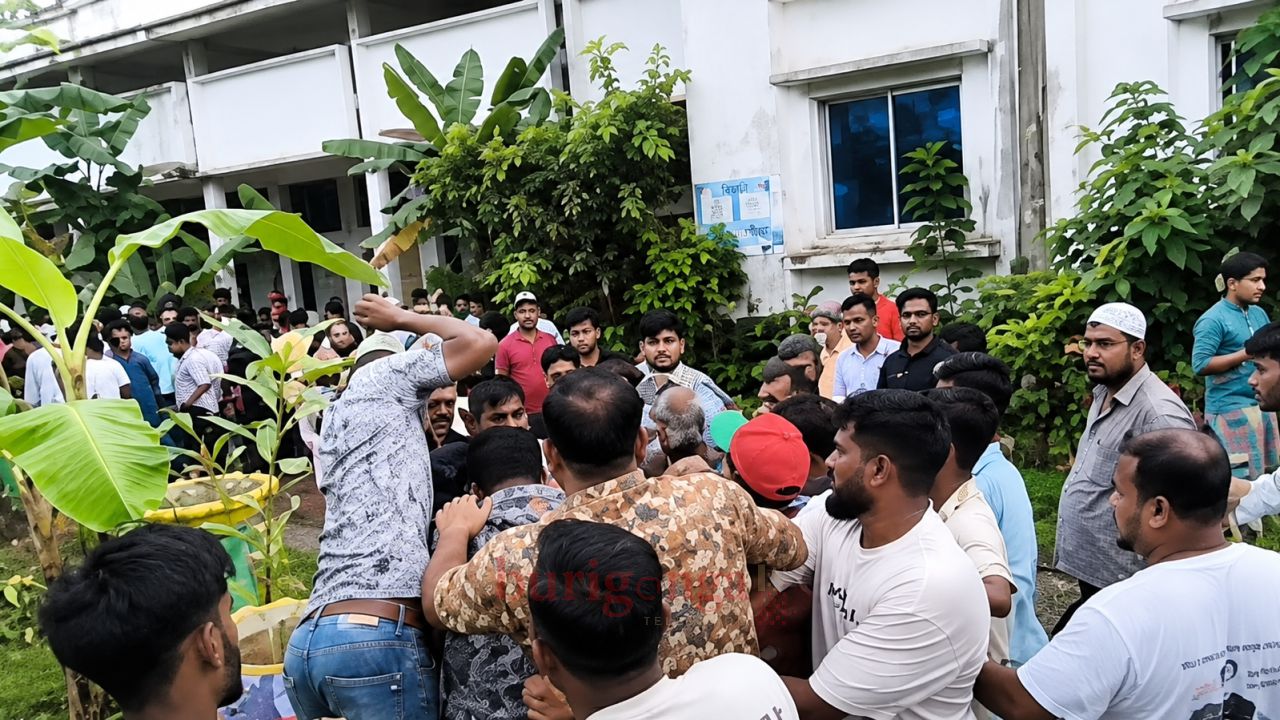 শরীয়তপুরে জামায়াতের অনুষ্ঠানে হামলা, ভিডিও করায় সাংবাদিককে মারধর।