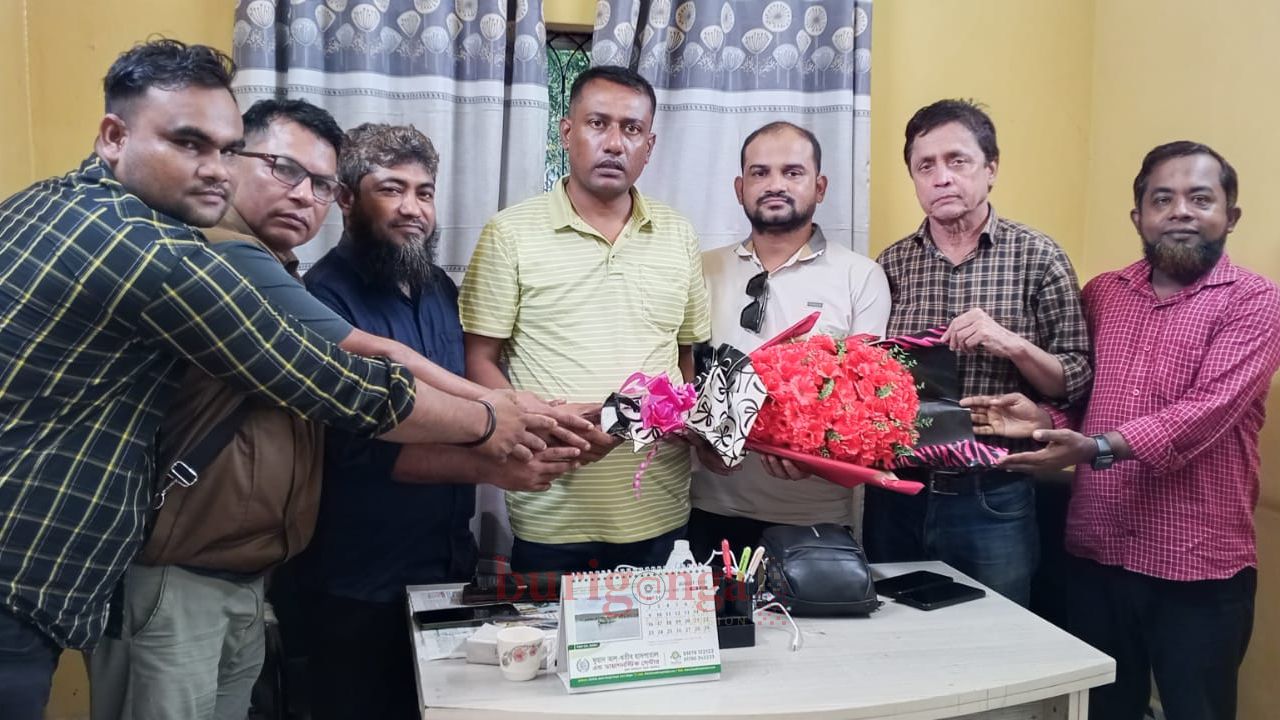 কারামুক্তির পর সাংবাদিক আরাফাত সানিকে সংবর্ধনা, টেকনাফ উপজেলা প্রেসক্লাবের ফুলেল শুভেচ্ছা