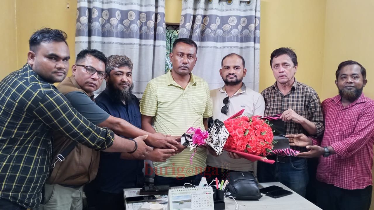 কারামুক্তির পর সাংবাদিক আরাফাত সানিকে সংবর্ধনা, টেকনাফ উপজেলা প্রেসক্লাবের ফুলেল শুভেচ্ছা