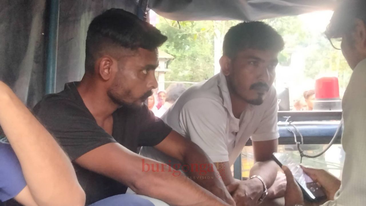 বাঘার আড়ানীতে পুলিশ পরিচয়ে চাঁদাবাজির অভিযোগে দুই ভুয়া পুলিশ আটক ও গণপিটুনি।
