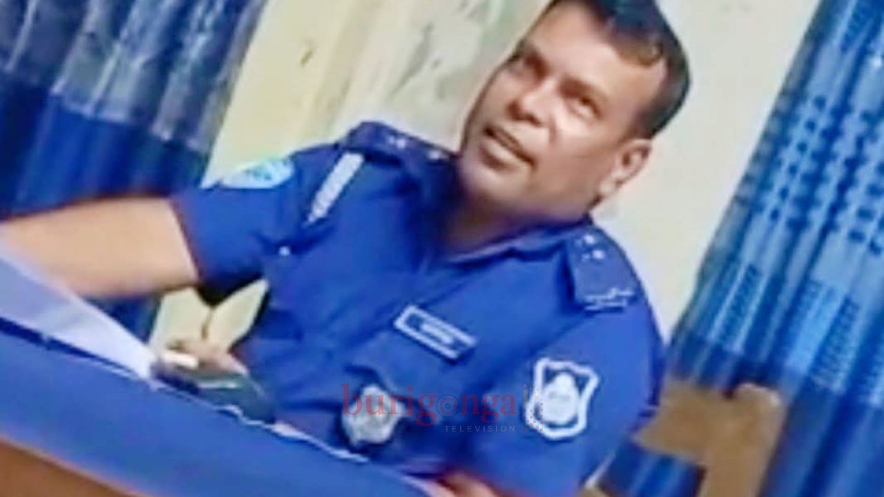 সাংবাদিকদের উপস্থিতিতে ঘুষ দাবি ও অশালীন মন্তব্যের অভিযোগ, মহেশখালীতে এসআই সালামতের বিরুদ্ধে ক্ষোভ।