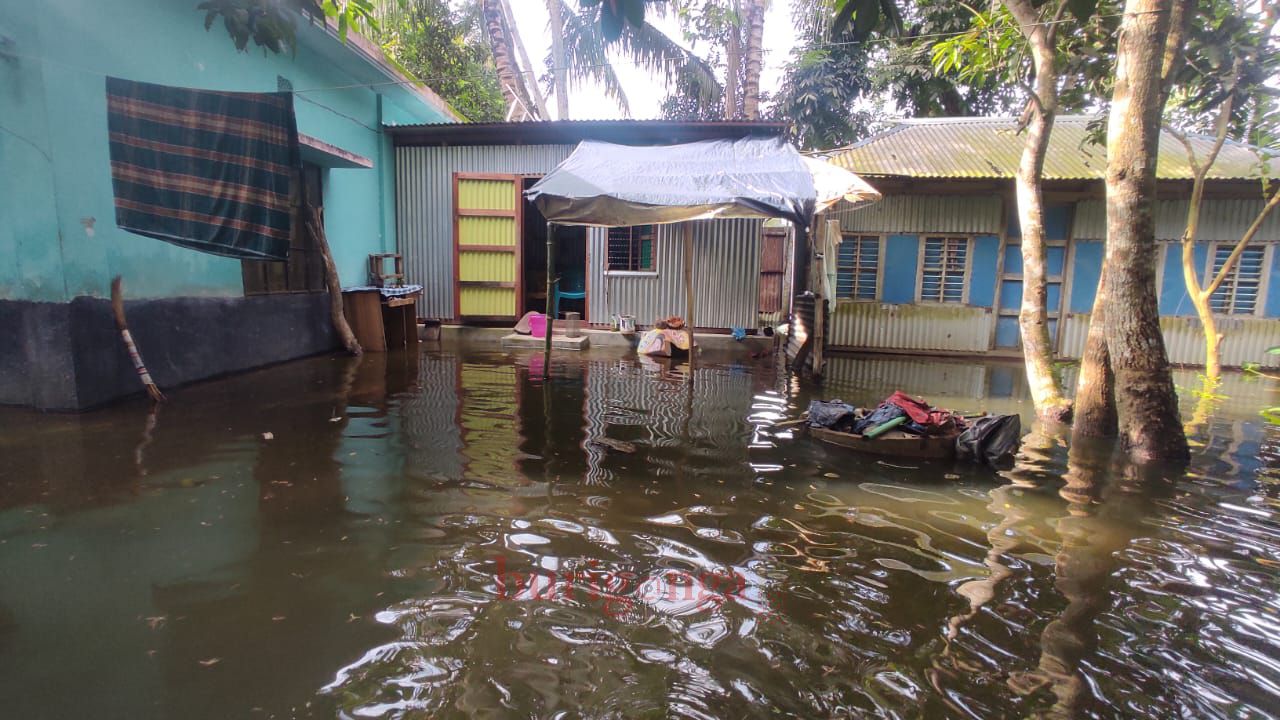 টুঙ্গিপাড়ায় পানিতে ডুবেছে ঘরবাড়ি, কবরস্থান, রান্নাঘর দীর্ঘদিনের জলাবদ্ধতায় পানিবন্দী শতাধিক পরিবার, রান্না বন্ধ&mdash;সাপের আতঙ্কে রাত কাটছে
