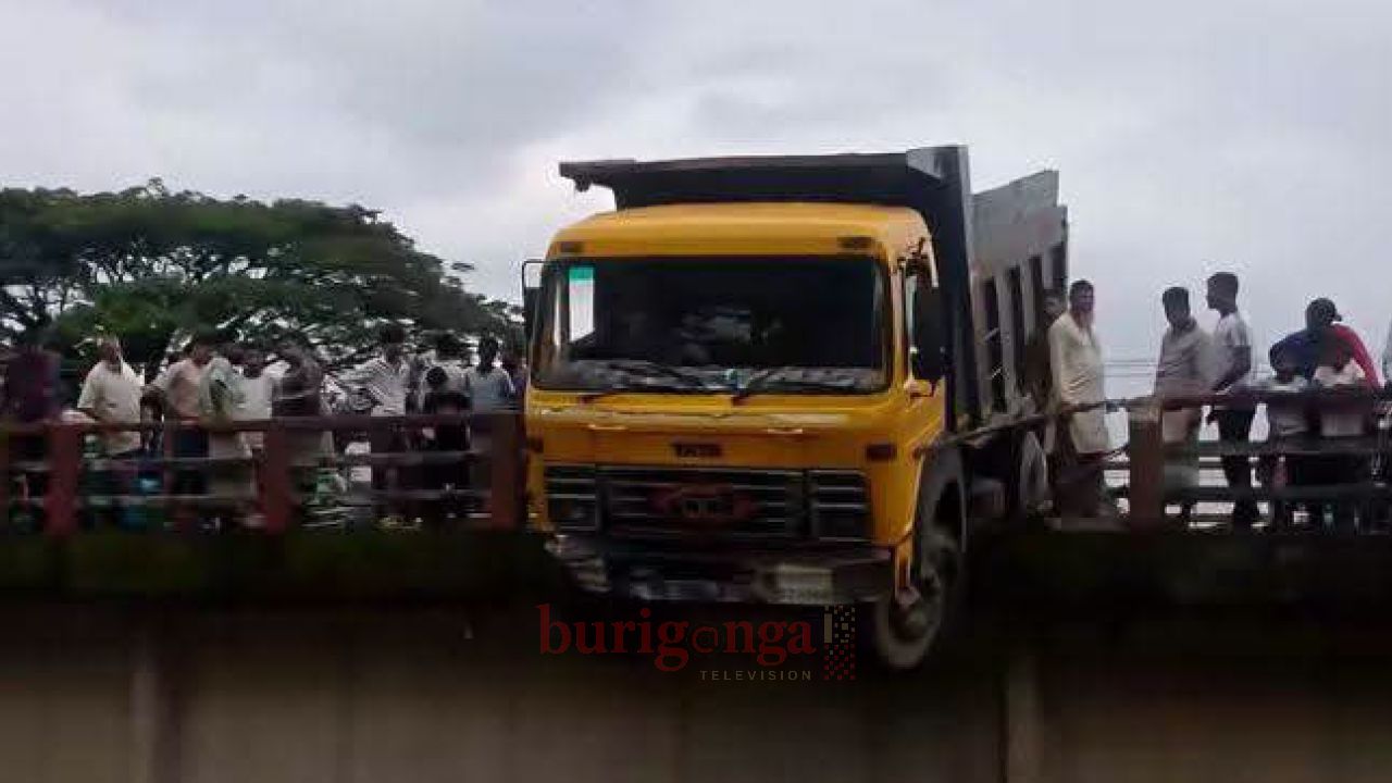 হাইওয়ে পুলিশ উদ্ধার কাজে ব্যাস্ত  ছাতকের জাউয়া বাজার ব্রিজে   রেলিং ভেঙ্গে ঝুলে রয়েছে ট্রাক