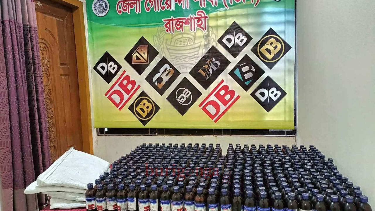 গোদাগাড়ীতে ৪০০ বোতল &lsquo;এসকাফ&rsquo; উদ্ধারের দাবি পুলিশের, ঘুষ বাণিজ্য ও মাদক গায়েবের অভিযোগে তোলপাড়