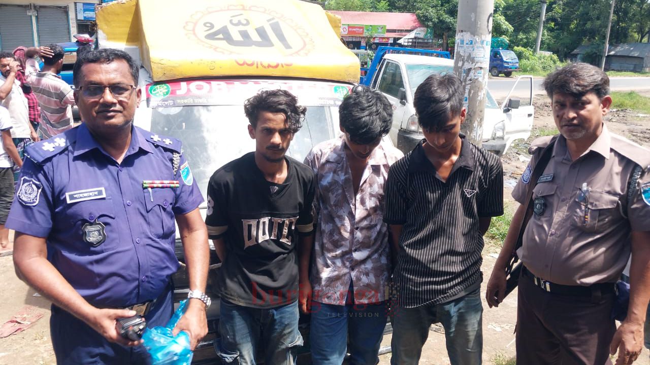নরসিংদী রায়পুরা মরজালে গাড়ী ভাংচুরও গাড়ী ছিন্তায় কারি তিন যাবককে আটক কাছে জনতা