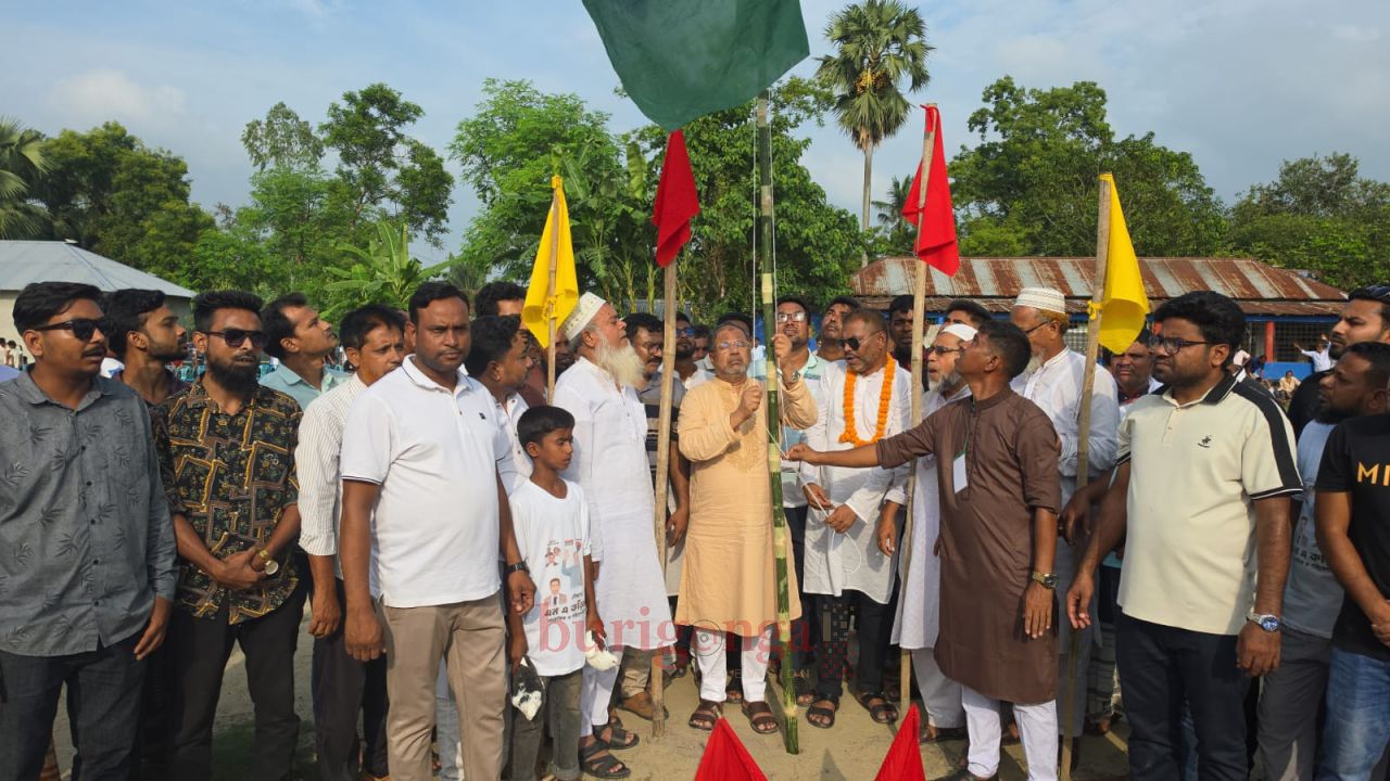 সিংড়ায় মুন্টু ও শামীম আল রাজির স্মরণে ফুটবল টুর্নামেন্টের উদ্বোধন