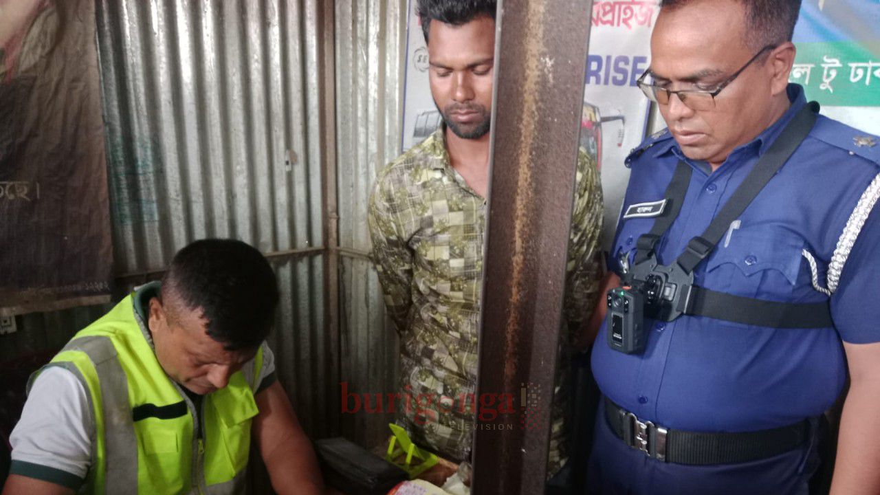 দুর্গাপুর চেকপোস্টে ৪০০ পিস ইয়াবাসহ যুবক আটক