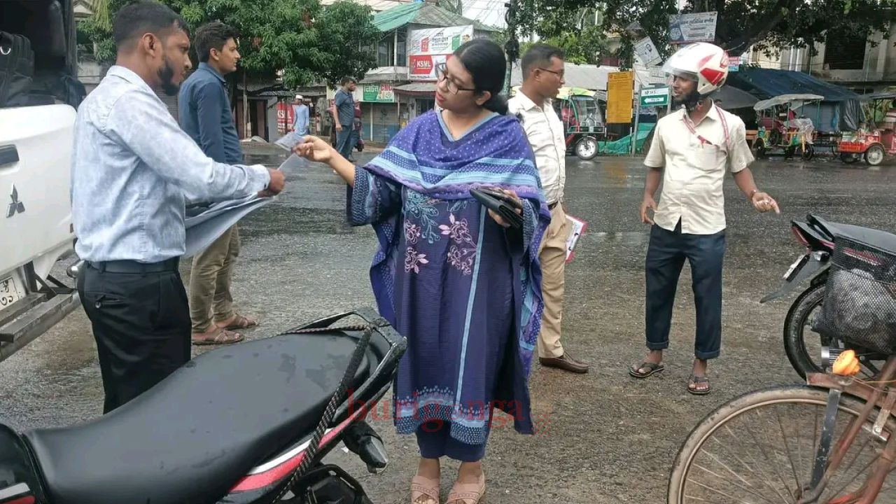 হেলমেট-লাইসেন্স ছাড়াই বাইক চালানো: সিংড়ায় ৪ আরোহীকে জরিমানা