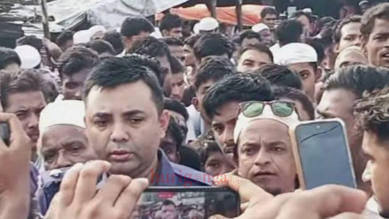 উখিয়ার পালংখালীতে গ্রাহকের টাকা নিয়ে উধাওয়ের অভিযোগ, সড়ক অবরোধ