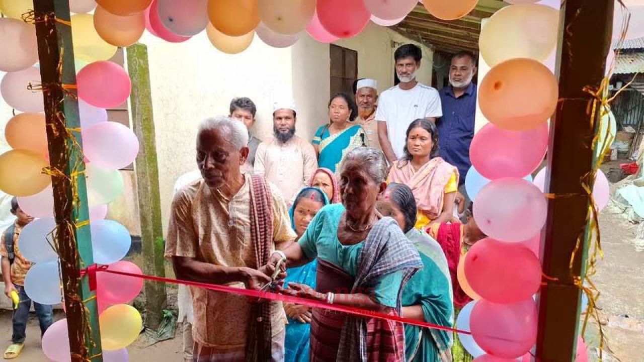 দুর্গাপুরে অসহায় হাজং দম্পতির পাশে ডেপুটি স্পিকার, দিলেন নতুন ঘর