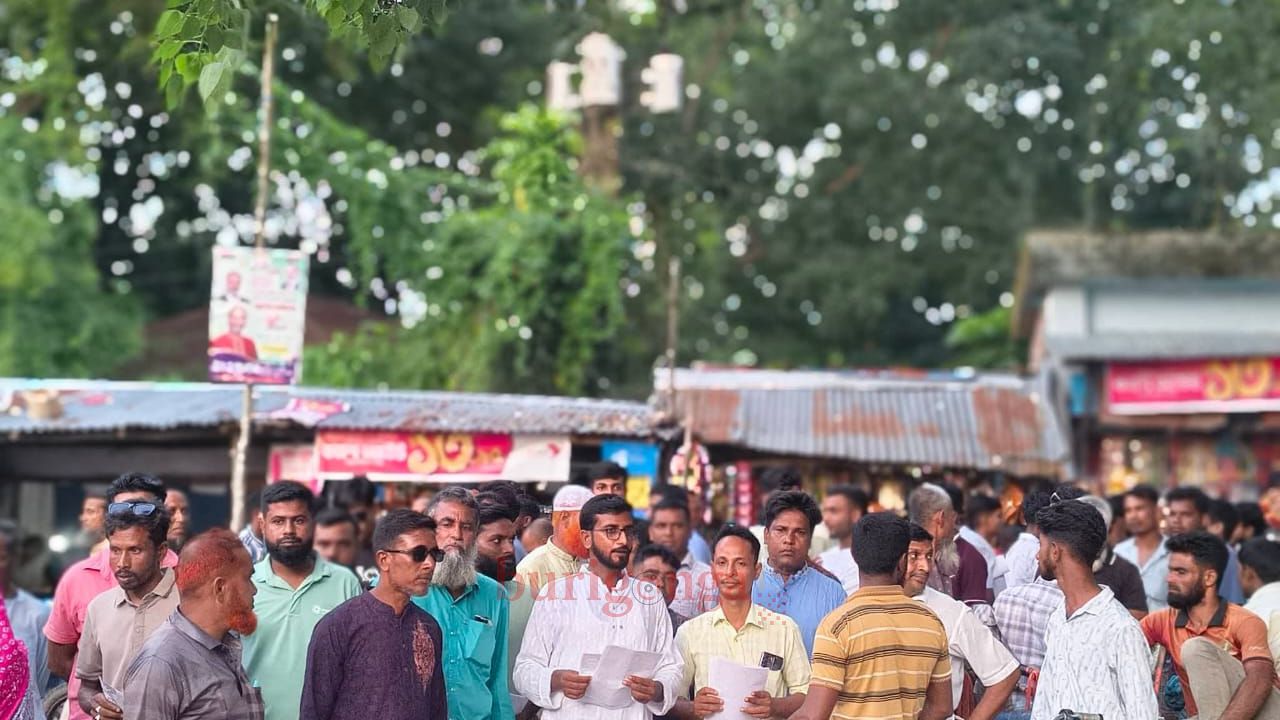 ​সিংড়ায় ইউপি চেয়ারম্যান প্রার্থী সিহাবের গণসংযোগ ও লিফলেট বিতরণ