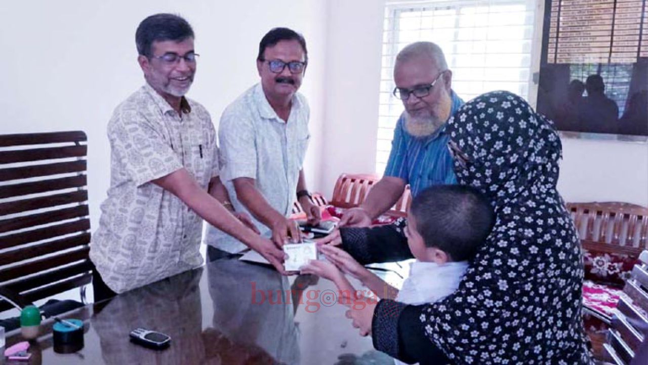 ঈশ্বরগঞ্জে শিক্ষার্থীদের মাঝে শ্রবণ উপকরণ বিতরণ