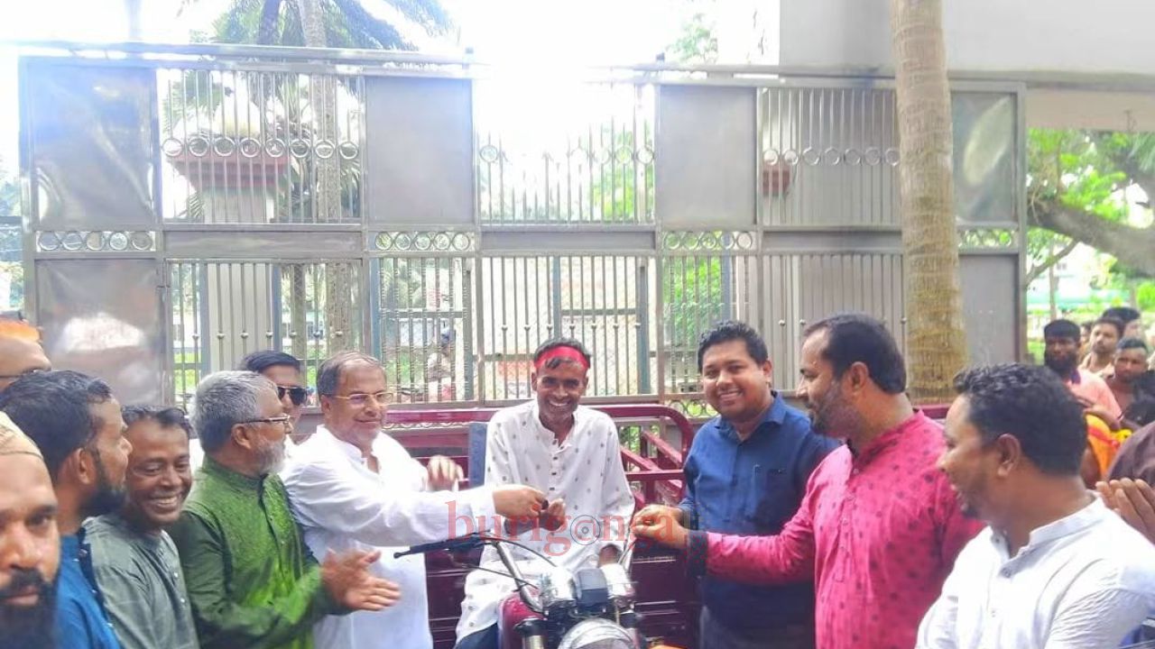 সিংড়ায় আটা মিল ও ট্রাইসাইকেল বিতরণ 