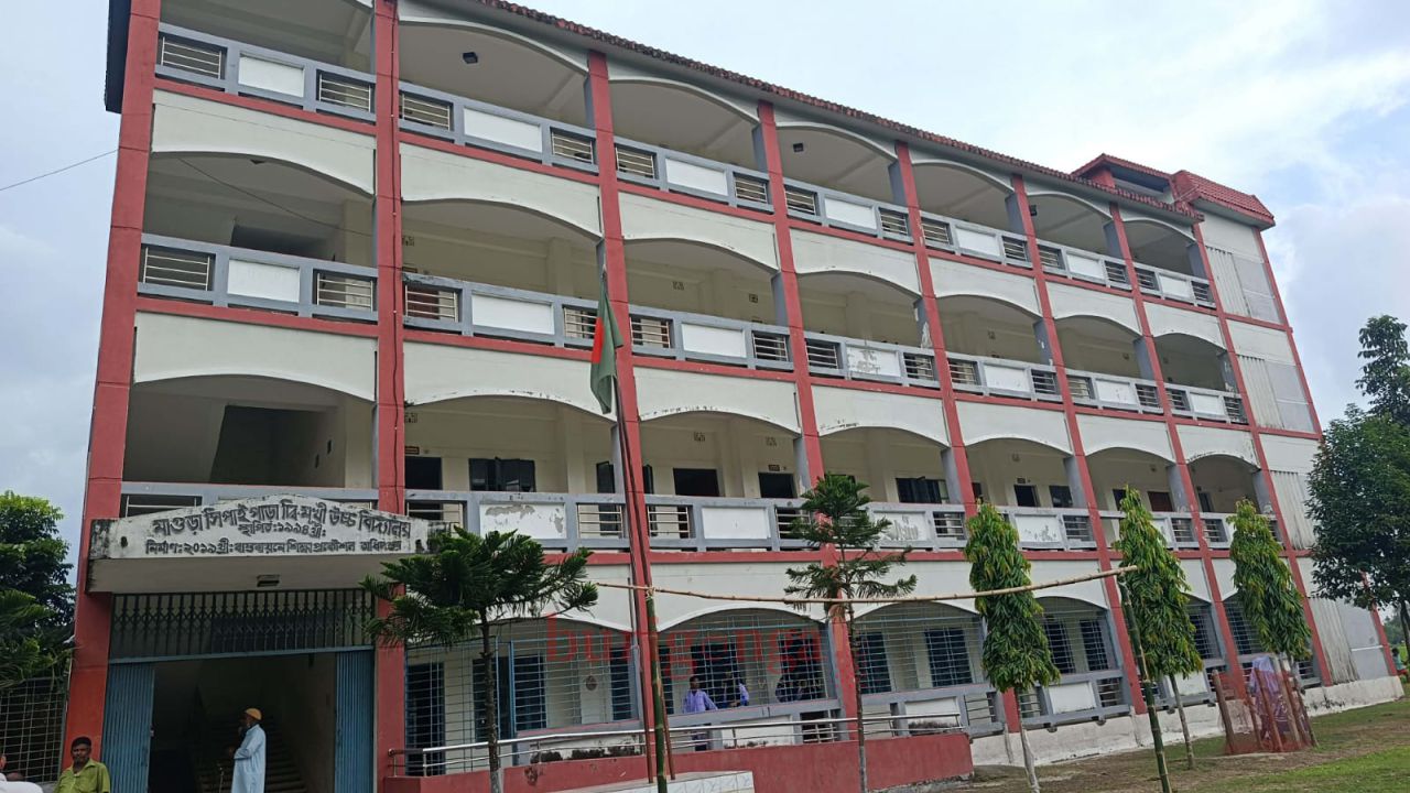 স্কুলের দায়িত্ব ফেলে গরুর হাটে ব্যবসা, অফিস সহায়কের বিরুদ্ধে স্কুলে না থাকার  অভিযোগ!